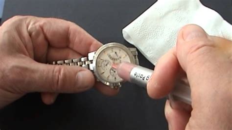 togliere graffi orologio